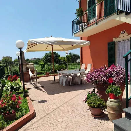 Apartment La Casa Tra E Mare